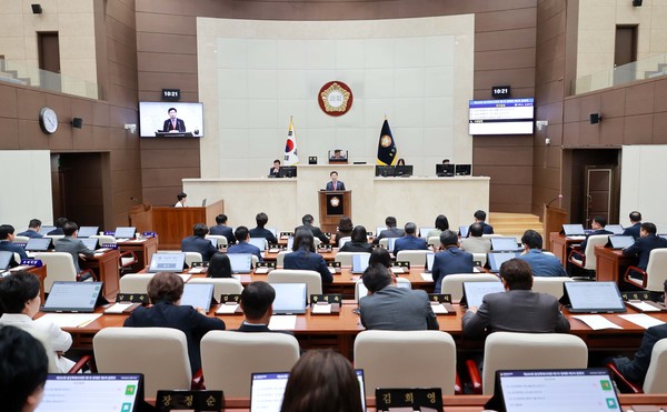 이상일 용인특례시장이 27일 제283회 용인시의회 3차 본회의에서 시정답변을 하고 있다