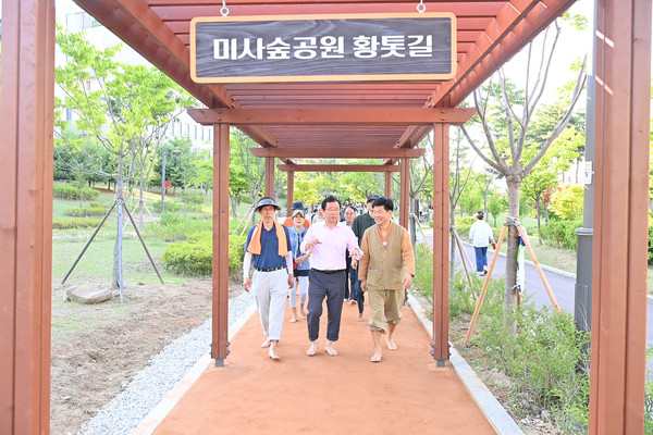 이현재 시장 맨발 걷기 행사 참여하고 있다.