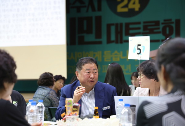 ▲ 김경일 파주시장이 시민들과 소통하고 있다.