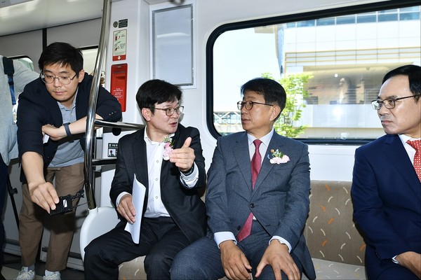 ▲ 김병수 김포시장(왼쪽)이 박상우 국토부 장관(오른쪽)과 함께 김포골드라인에 탑승해 현장을 점검하고 있다.