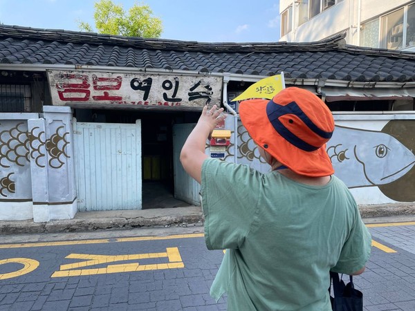 ▲ ‘행궁동 왕의 골목여행’ 해설 모습.