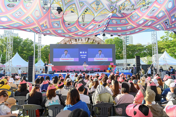 ▲ 5만 3천여 명이 방문한 ‘Y교육박람회2024’ 폐막식에서 환송사 중인 이기재 양천구청장.