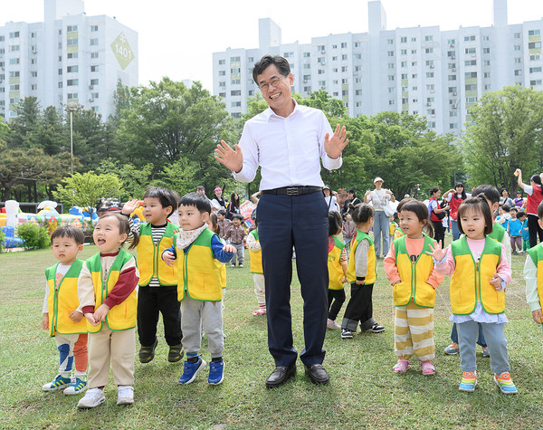▲ 양천공원에서 열린 ‘양천 겸둥이들 모여라 행사’에서 어린이와 소통하며 즐거운 시간을 보내는 이기재 양천구청장.