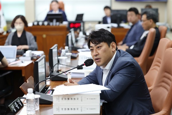 ▲ 발언하는 김종길 의원.
