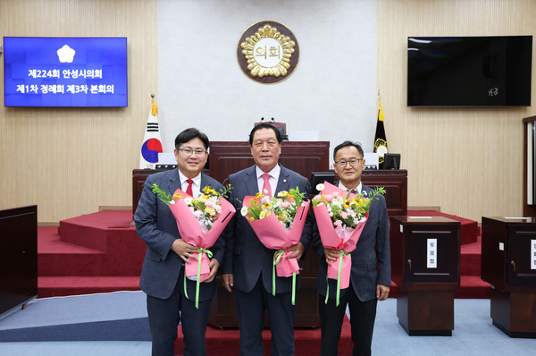 ▲ 제224회 안성시의회 제1차 정례회 제3차 본회의, 후반기 의장단 선출 기념촬영 모습.