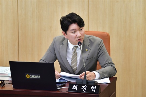 ▲ 질의하고 있는 최진혁 주택공간위원회 위원.