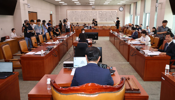 ▲ 서울 여의도 국회에서 열린 법사위 법안심사제1소위원회에서 여당 의석이 비어 있다. /뉴시스