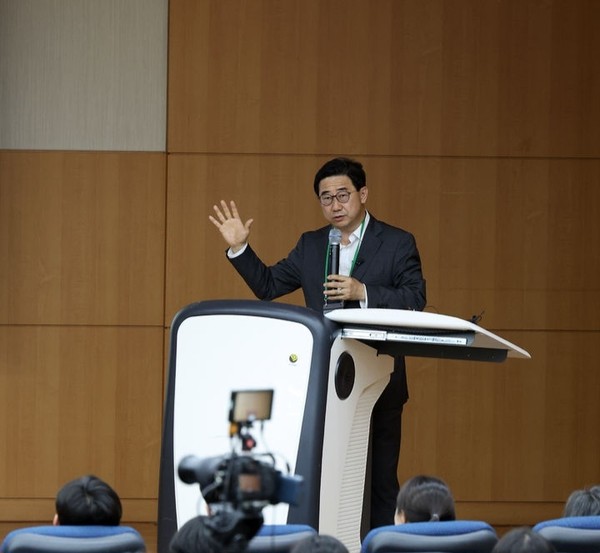 ▲ 박형욱 대한의학회 부회장이 지난달 18일 서울 송파구 서울아산병원 교육연구관에서 열린 제1회 아전협·울산의대 의료 심포지엄에서 '대한민국의 의료-갈라파고스 의료 체계의 한계와 개혁'을 주제로 강연하는 모습.