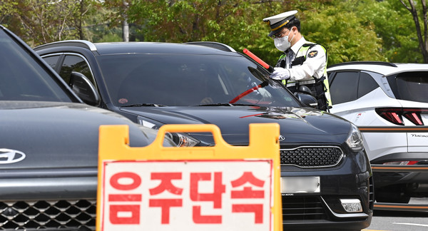 ▲ 행락철을 맞아 지난 4월 17일 경기 수원시 장안구 광교산 입구에서 수원중부경찰서 소속 경찰들이 음주운전 단속을 하고 있다.