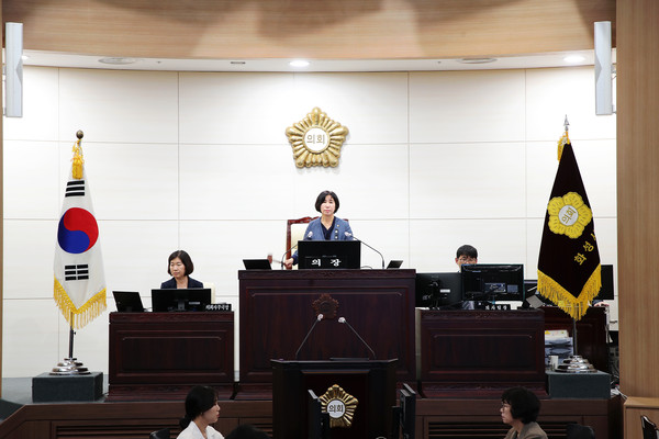 ▲ 제233회 임시회 제1차 본회의 의사봉 타봉 하는 김경희 의장 모습.