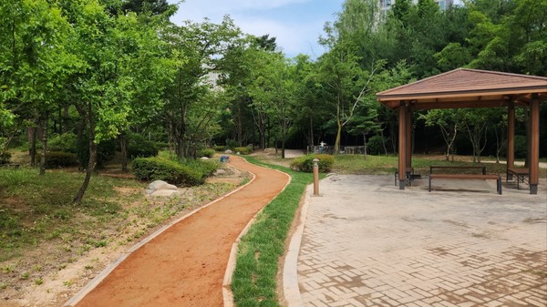 ▲ 용인특례시 기흥구 영덕레스피아에 조성된 어싱길.