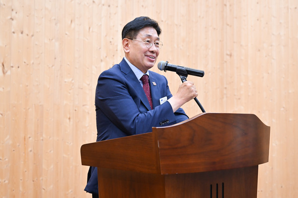 ▲ 전진선 양평군수가 '제4기 시민정원사 수료식·양평정원 등록식'에서 인사말을 하고 있다.