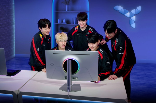 ▲ T1 선수단이 삼성전자 OLED 게이밍 모니터 '오디세이 올레드 G8(G80SD)'을 소개하고 있다. (사진=삼성전자 제공) /뉴시스