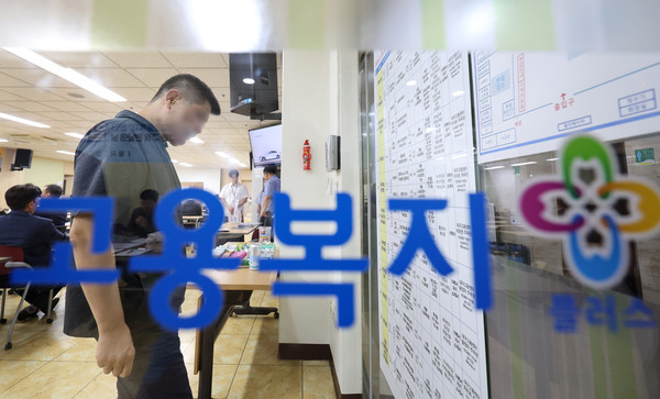 ▲ 지난달 26일 대구 수성구 대구고용복지플러스센터에서 열린 '대구청년-경북기업 일자리수요데이 대구 JOb-Go!'에서 한 구직자가 채용알림판을 살펴보고 있다.