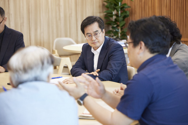 ▲ ‘이주노동자 지원정책’ 마련 위한 긴급 대책회의 참석한 김동연 경기도지사.