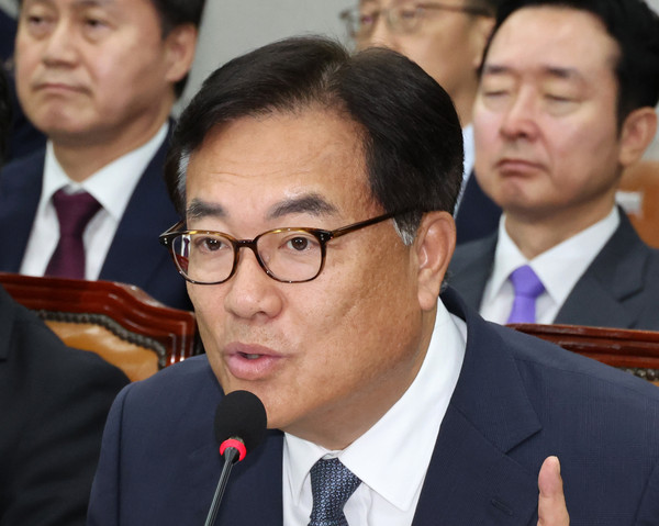 ▲ 답변하는 정진석 비서실장. /뉴시스