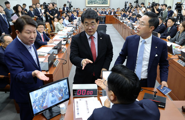 ▲ 국회 운영위원회 여당 간사인 배준영(가운데) 국민의힘 의원과 권영진(왼쪽) 의원이 1일 오전 서울 여의도 국회에서 열린 운영위원회 전체회의에서 박찬대 운영위원장을 찾아가 의사진행 발언과 관련해 항의하고 있다. 오른쪽은 박성준 야당 간사. /뉴시스