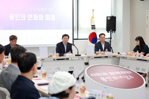 ▲ 이상일 용인특례시장이 지난 1일 죽전3동 주민소통간담회에서 인사말을 하고 있다.