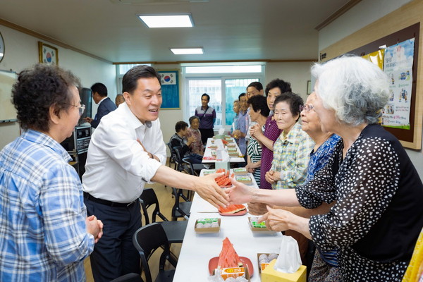 ▲ 이재준 수원특례시장이 노송경로당을 방문해 어르신들과 인사를 나누고 있다.