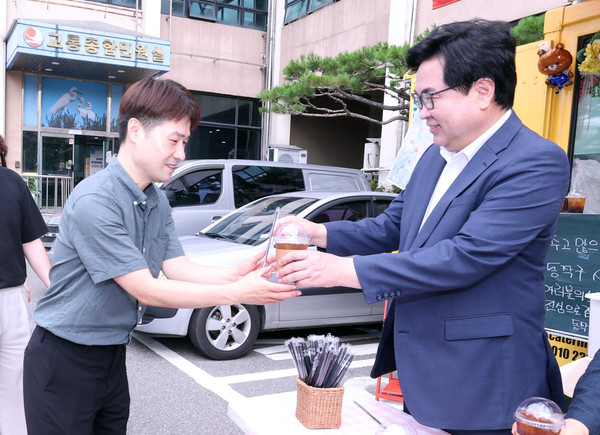 ▲ 박일하 동작구청장이 민선8기 2주년을 맞아 직원들에게 커피를 나눠주고 격려의 말을 전하는 커피차 이벤트를 실시했다.