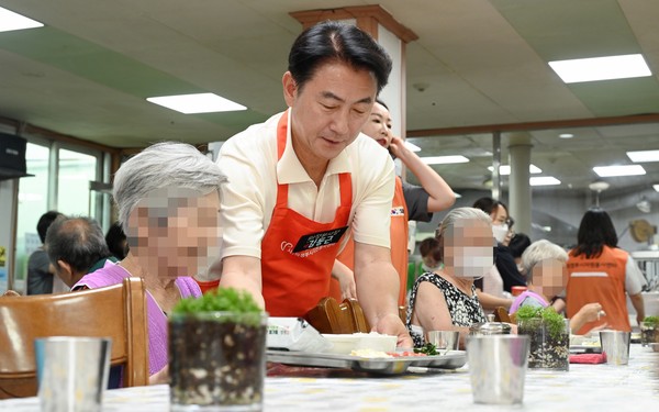 ▲ 김동근 의정부시장이 나눔의 샘 양로원을 방문해 배식 봉사를 하고 있다.