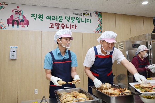 ▲ 직원들에게 배식하고 있는 하은호 군포시장(오른쪽).