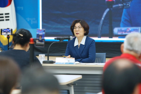 ▲ 김보라 안성시장이 민선 8기 출범 2주년 언론간담회를 주재하고 있다.