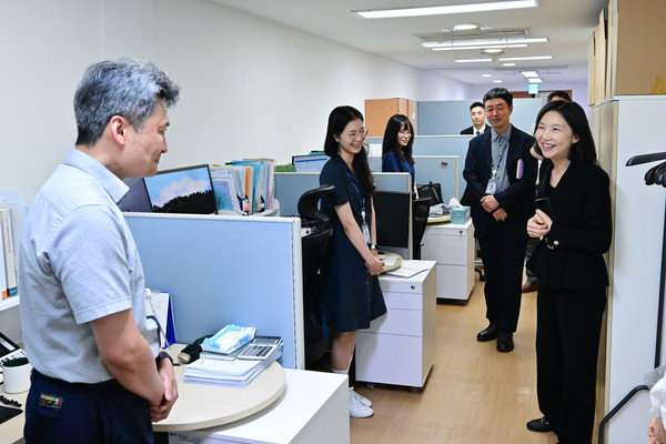 ▲ 직원들 찾아가 인사 나누는 최호정 의장.