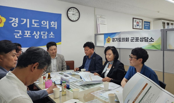 ▲ 경기도의회 군포상담소에서 관계자들과 논의 가지는 정윤경 의원.