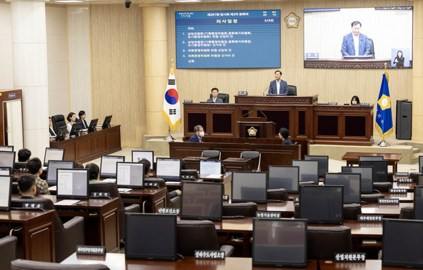▲ 안산시의회가 2일 제291회 임시회 제2차 본회의와 상임위원회를 통해 제9대 의회 후반기 원 구성을 마무리했다. 사진은 이날 본회의 중 한 장면.