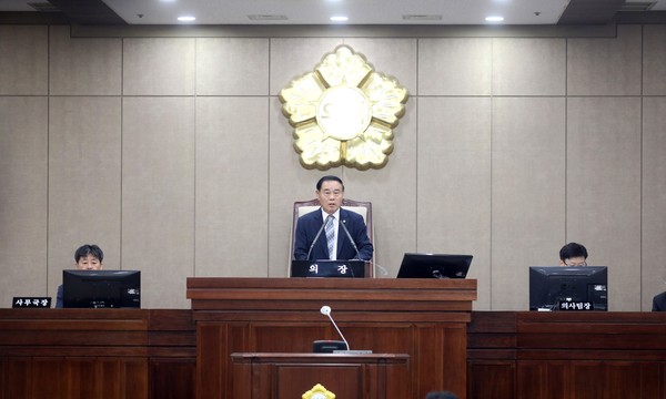 ▲ 수원특례시의회는 제383회 임시회 이틀째인 2일 의장과 부의장 선출 및 개원식을 열고 본격적으로 후반기 의정활동에 들어갔다.