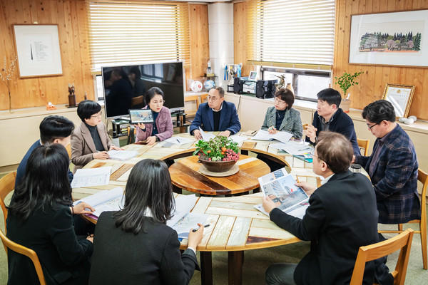 ▲ 이수희 강동구청장이 서울시교육청을 찾아 고강3지구 초등학생들이 이른시간에 스쿨버스를 기다리는 사진을 보여주고 있다.