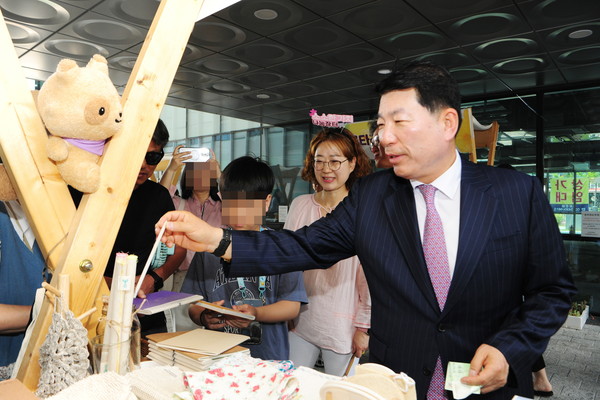 ▲ '소소한 가치 나눔장터'에 방문한 백경현 구리시장.