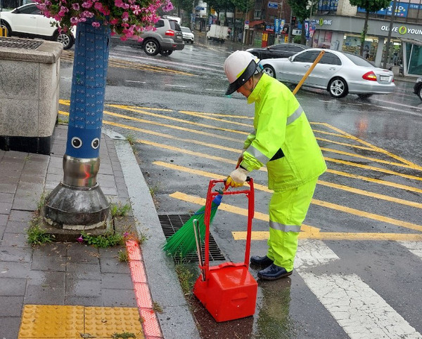 ▲ 현장기동반이 빗물받이를 청소하고 있는 모습.