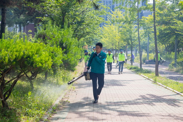 ▲ 김정헌 인천중구청장 영종하늘도시 여름철 대비 방역활동 실시 모습.