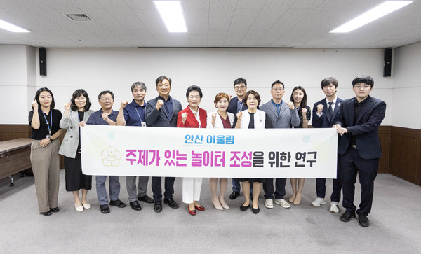 ▲ 안산시의회 의원연구단체 ‘안산 어울림’이 2일 의회 대회의실에서 제1차 간담회를 개최했다. 사진1은 간담회 후 기념촬영에 임하고 있는 참석자들의 모습. 사진2는 이날 간담회 중 한 장면.