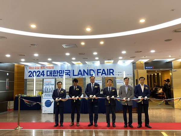▲ 시흥도시공사 대한민국 랜드페어 2024 참가 모습. 좌측부터 네번째 정동선 사장.