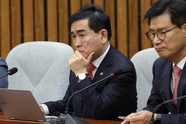 ▲ 태영호 당시 국민의힘 의원이 지난 2월 16일 오전 서울 여의도 국회에서 열린 원내대책회의에 참석해 있다.