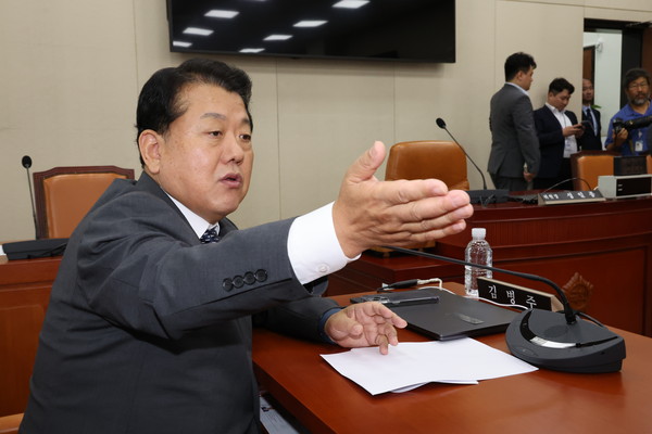 ▲ 김병주 더불어민주당 의원이 3일 오전 서울 여의도 국회에서 열린 국방위원회 전체회의에 앞서 발언하고 있다. /뉴시스