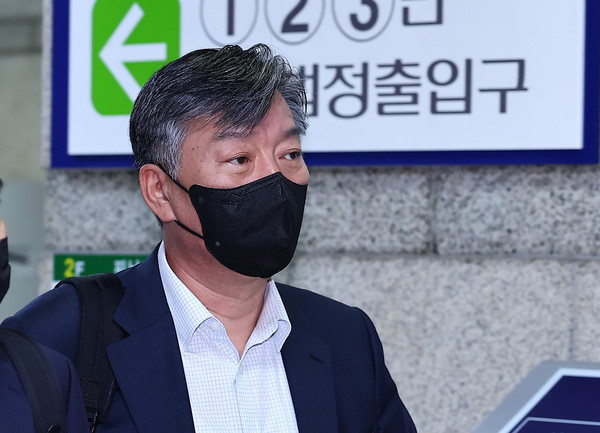 ▲ 김홍희 전 해경청장이 지난 5월 17일 오전 서울 서초구 서울중앙지방법원에서 열린 '서해 피격사건 은폐 혐의' 관련 24차 공판에 출석하고 있다.
