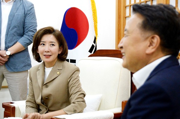 ▲ 나경원 국민의힘 당대표 후보가 3일 오후 충북도청에서 김영환 지사와 면담을 하고 있다. /뉴시스