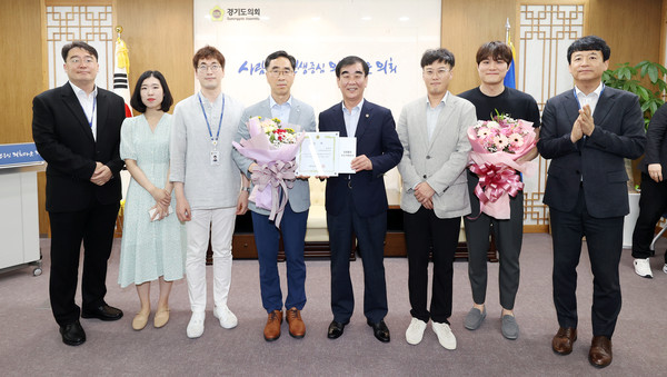 ▲ 문화체육관광전문위원실, 2023년 입법활동 지원 우수부서 선정 기념사진.