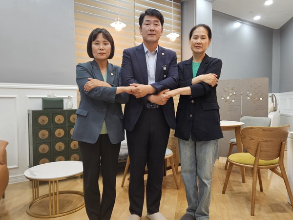 ▲ 후반기 원구성 합의한 화성시의회 의원(좌로부터 위영란 의원, 배정수 의장, 김미영 의원).