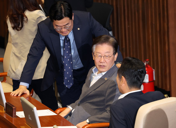 ▲ 박찬대, 정청래와 대화 나누는 이재명 전 대표. /뉴시스