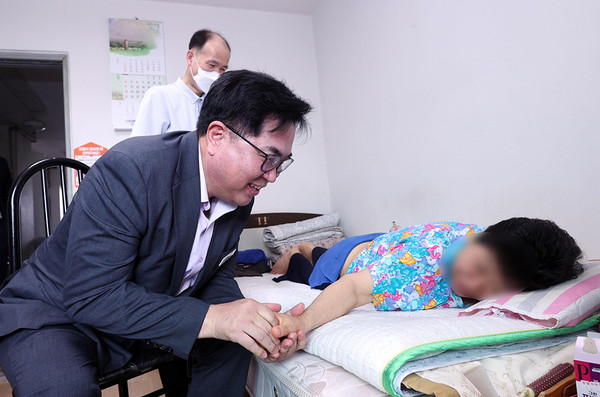 ▲ 지난해 7월, 박일하 동작구청장이 ‘어르신 방문 한방의료 돌봄’ 1호 집을 방문하여 애로사항 등을 경청하고 있다.