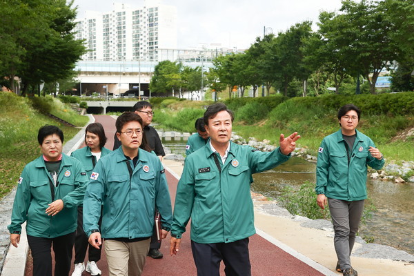 ▲ 김성제 의왕시장이 집중호우 대비 현장점검을 실시하고 있다.
