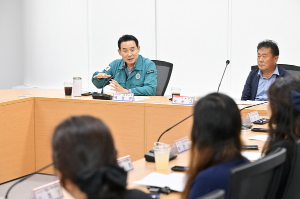 ▲ 백영현 포천시장이 이동면 주민들과 소통하고 있다.