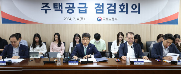 ▲ 진현환 국토교통부 1차관이 4일 오전 서울 영등포구 HUG 주택도시보증공사 서울서부지사에서 열린 주택공급 및 시장 상황 점검 회의에서 주택공급계획에 대해 발언하고 있다. /뉴시스