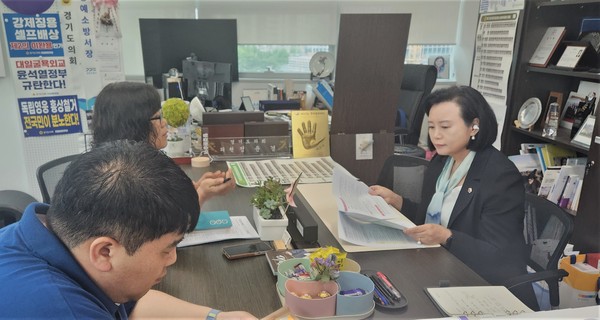 ▲ 경기도청 보육정책과로부터 유보통합에 따른 하반기 경기도 지원 사항에 대한 업무보고 받는 정 의원.