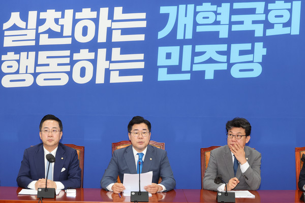 ▲ 박찬대 더불어민주당 대표 권한대행 겸 원내대표가 4일 오전 서울 여의도 국회에서 열린 정책조정회의에서 발언하고 있다. /뉴시스